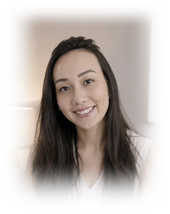 Gillian Ito, psicóloga, sentada em seu consultório durante um atendimento